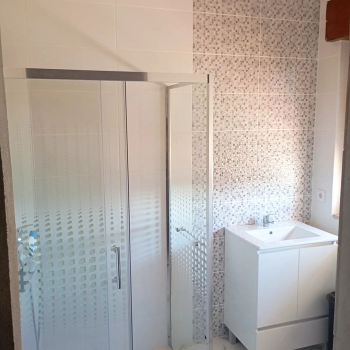 "Serviços de Pedreiro*  Canalização e Elétrica pintura Ladrilho Etc...