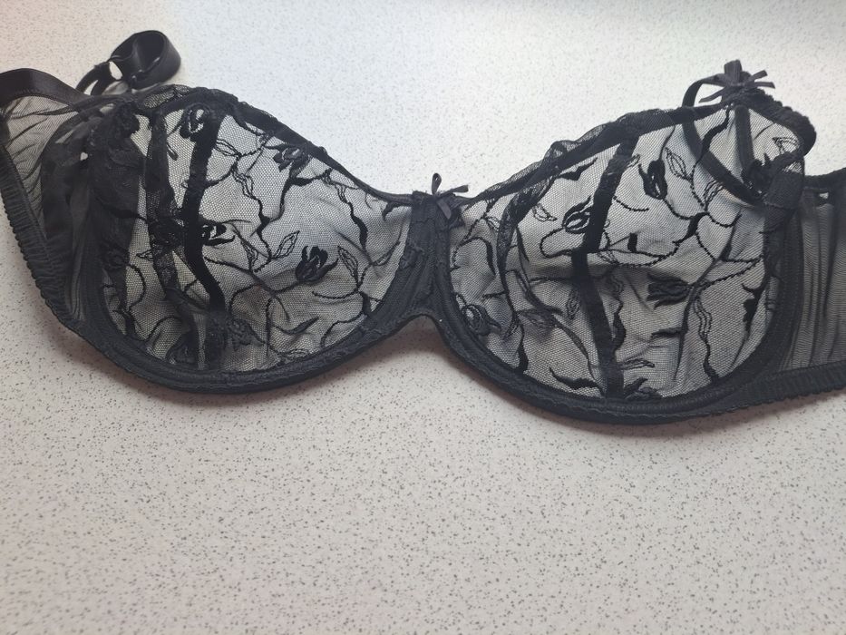 Czarny biustonosz z koronki