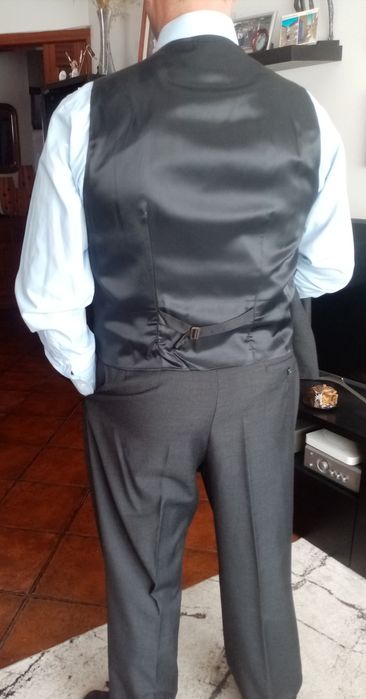 Fato completo cinza escuro com colete