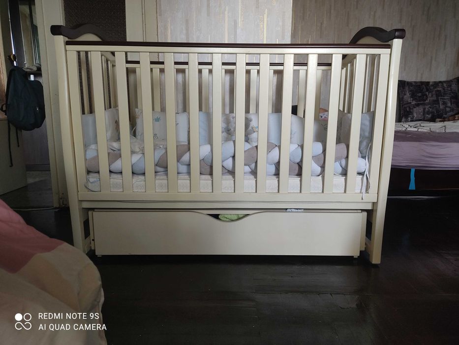 Дитяче ліжечко з матрасиком