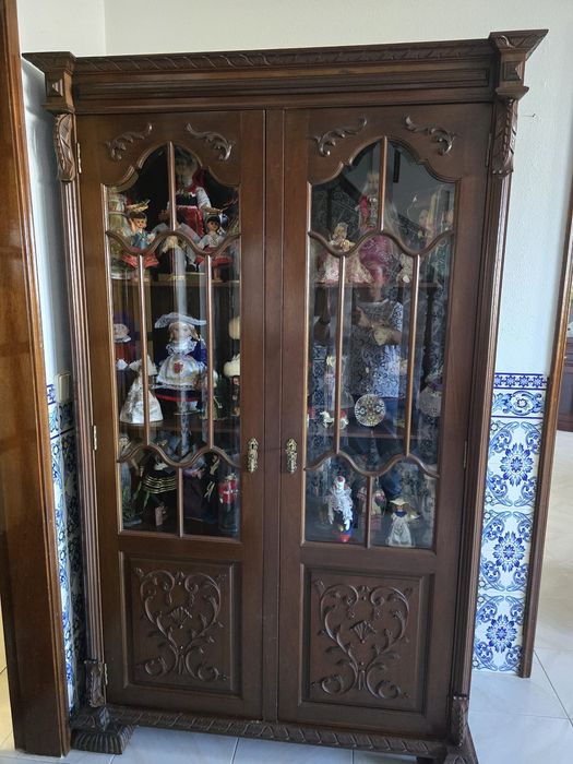 Vitrine clássica em madeira maciça trabalhada