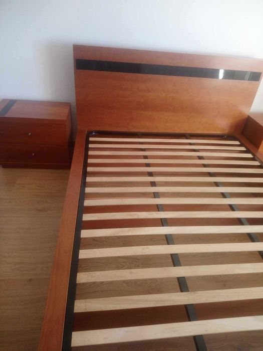 Cama de casal e mesas de cabeceira