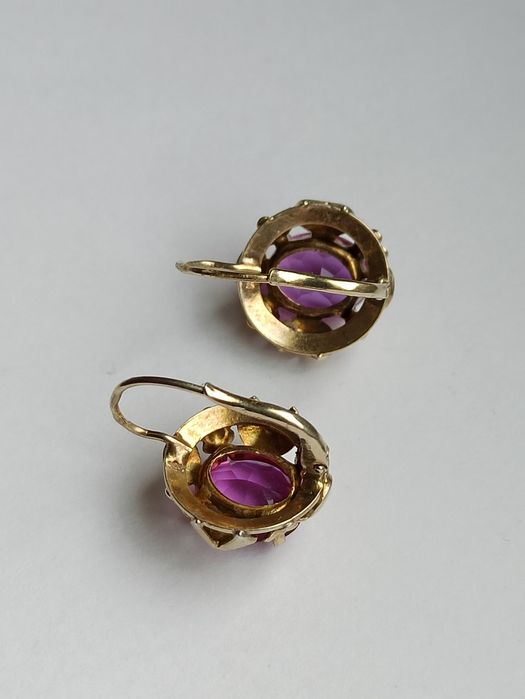 Stare pozłacane kolczyki z różowym oczkiem