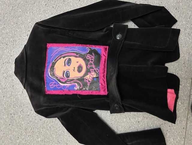 Blazer Bel Air com Forro Rosa e Patch Pop-Art – Tamanho M