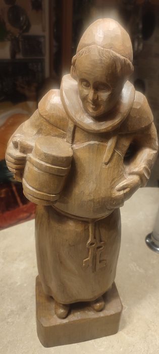 Drewniana rzeźba figura mnicha