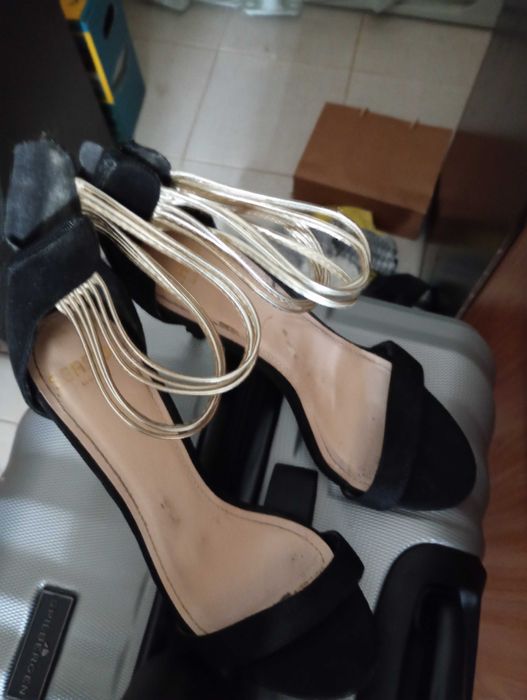 Sapatos de mulher praticamente novos
