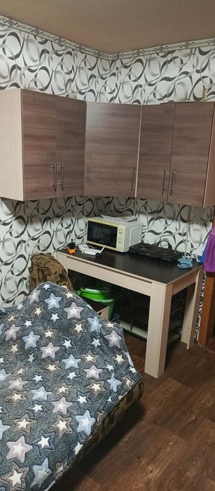 Сдам комнату в девяти этажном доме, третий этаж лифт работает.