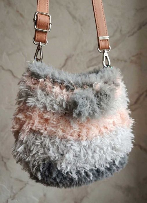 Mała puszysta torebka crochet, ręcznie robiona