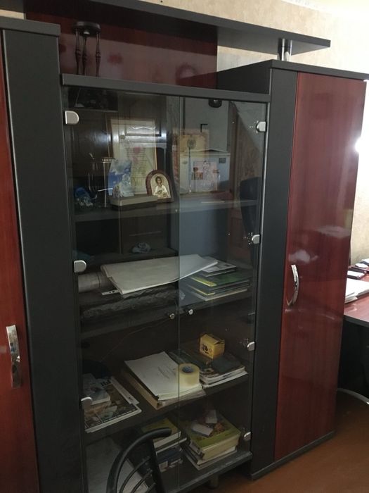 Продам кабінет директора(стіл,шафа,крісло,стільці)