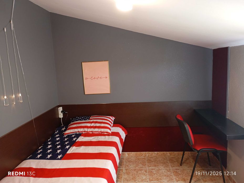 Quarto para arrendar em ambiente familiar.