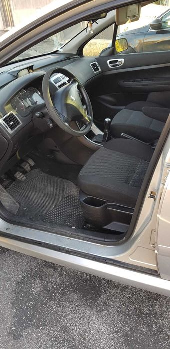 Peugeot 307 SW – 5 lugares (averbada a 7)