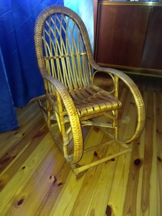 Дитяча крісло-гойдалка з лози.
