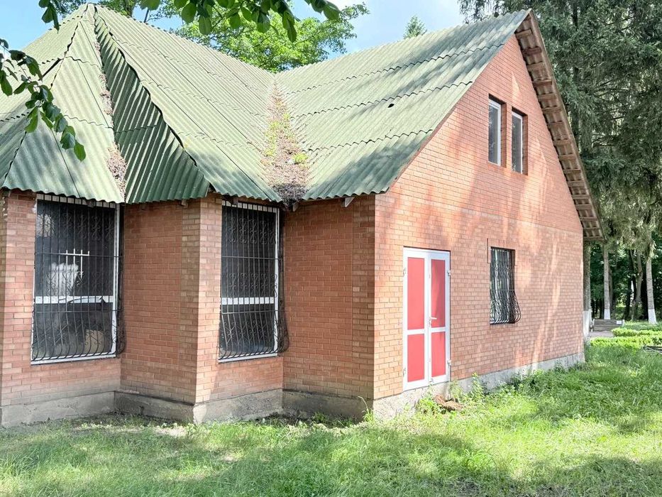 Продається окремо стоячі будівлі у самому центрі села Черепашинці