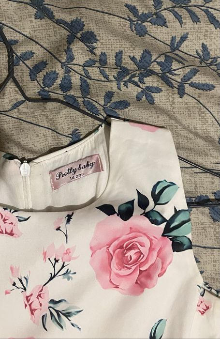 Гарне дитяче плаття на дівчинку