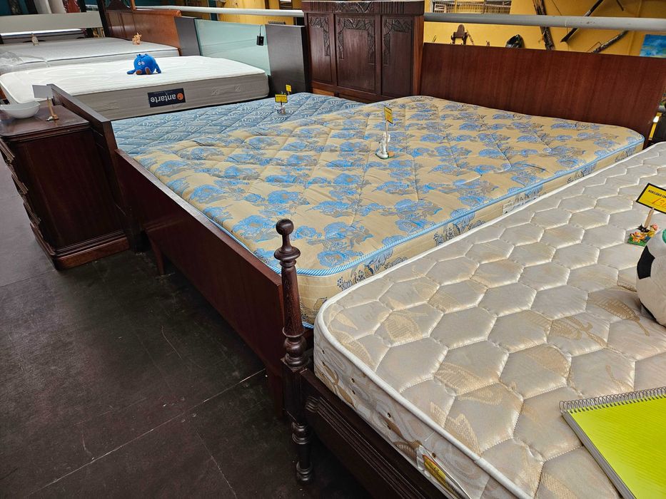 Cama vintage com estrado e colchão - Bom estado geral