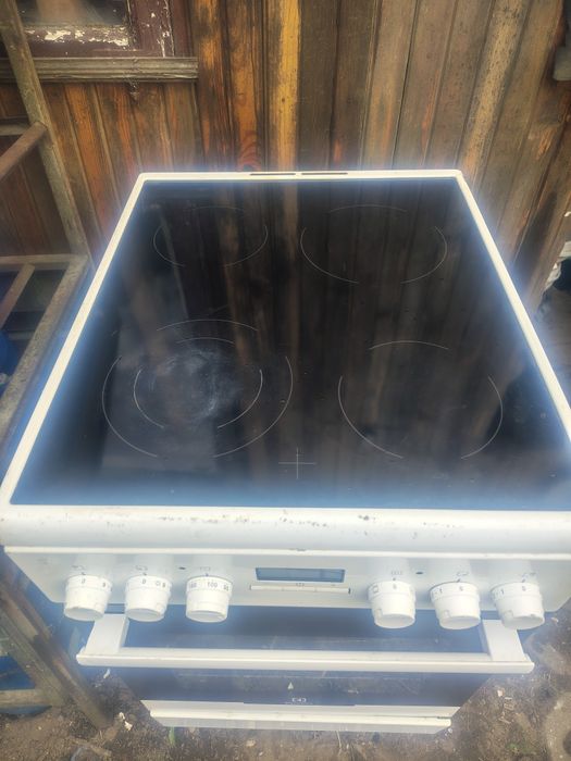 Kuchenka elektryczna z piekarnikiem Electrolux EKC54550 0W