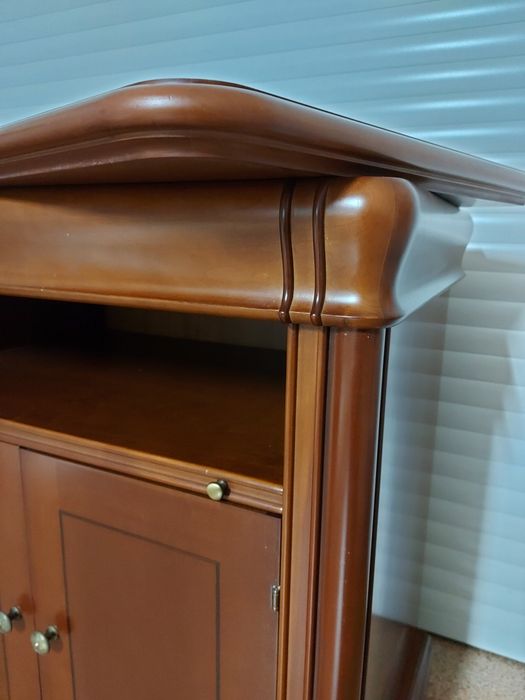 Móvel de televisão em cerejeira