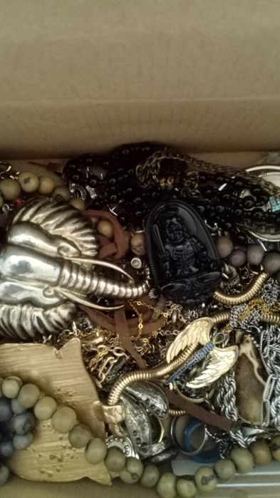 Caixa com jóias, colares, anéis, pulseiras, pingentes de colares e bri