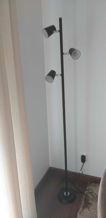 Candeeiro de pé preto com 3 focos de luz led