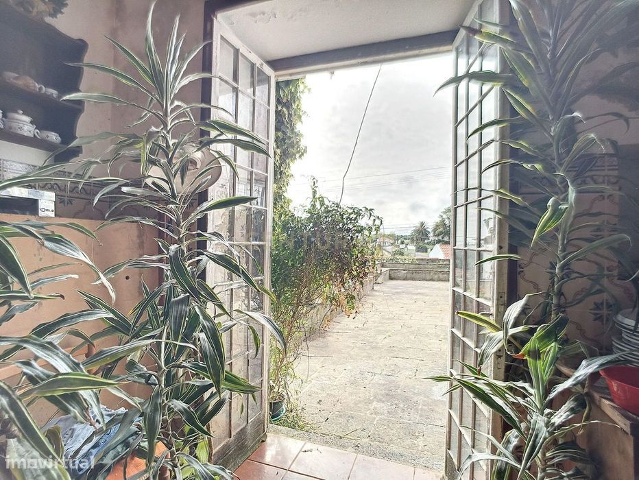 Moradia T4 de Estilo Senhorial na Vila de Capelas.