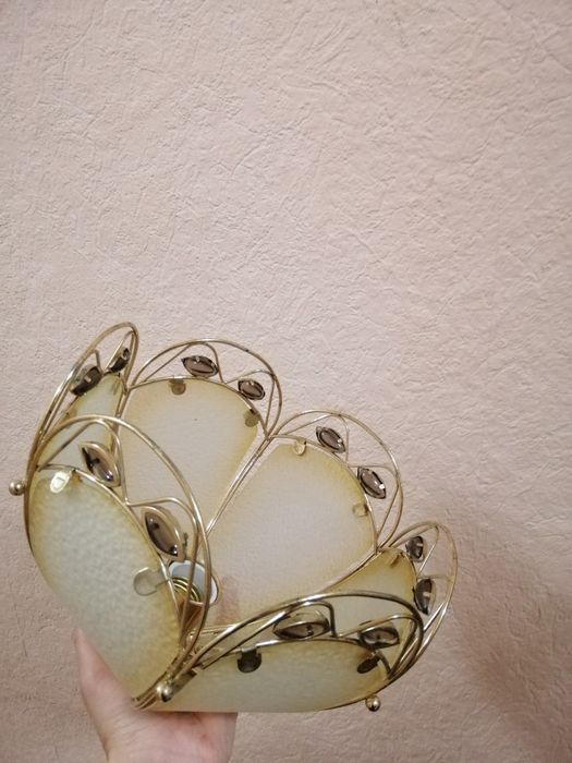 Люстра є 2 штуки