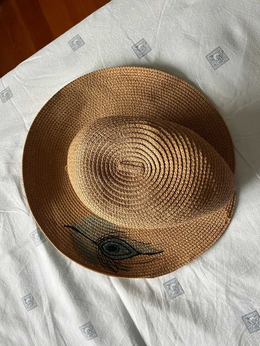 Chapéu de verão com design de olho verde na aba