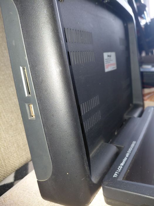 Monitor sufitowy z odtwarzaczem DVD
