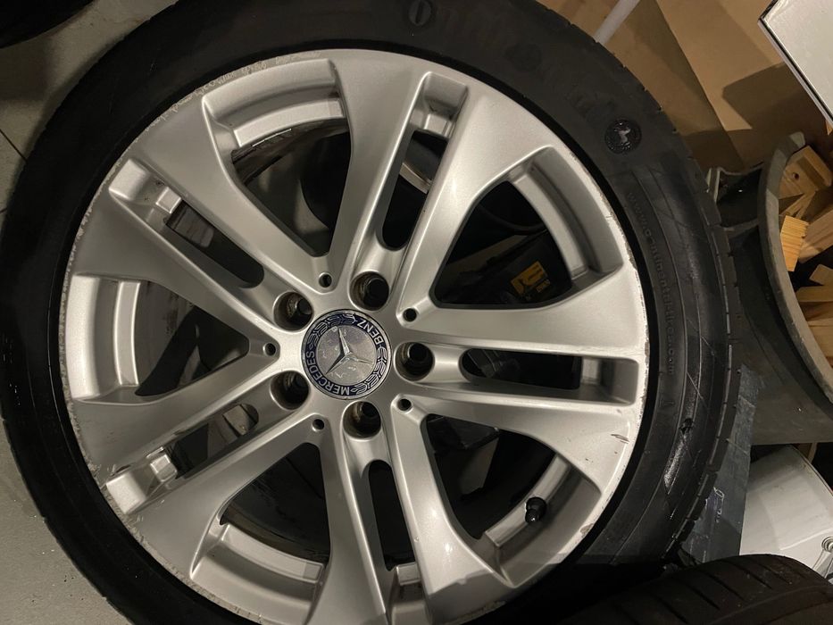 Jantes Mercedes com pneu em bom estado
