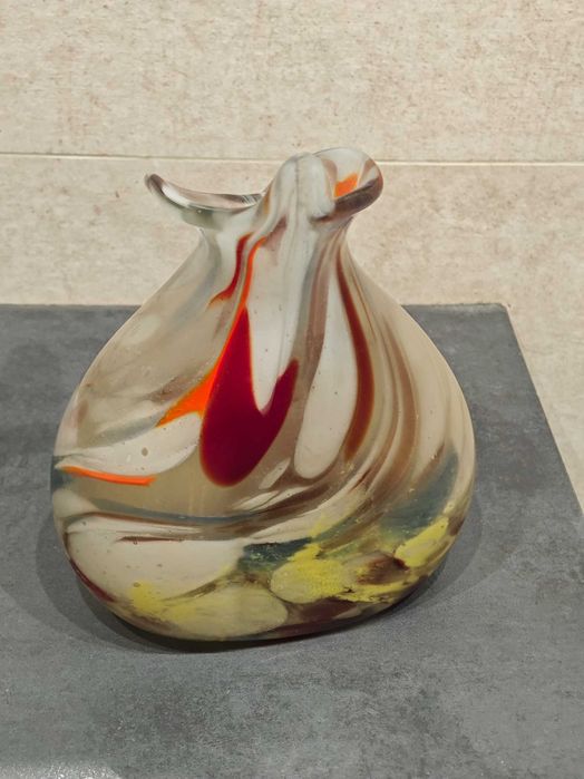 Wielobarwny szklany wazon