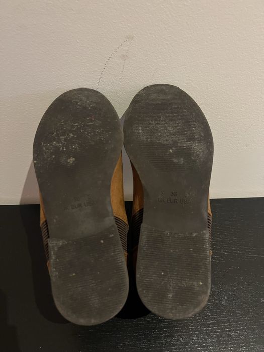 Bota em camurça sintética