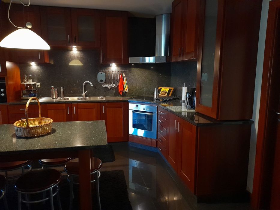 Cozinha em madeira de afizelia, forma de canto,  4.50 X 2.55m.