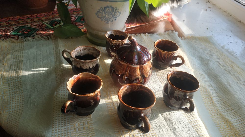 Глиняный кофейный сервиз.