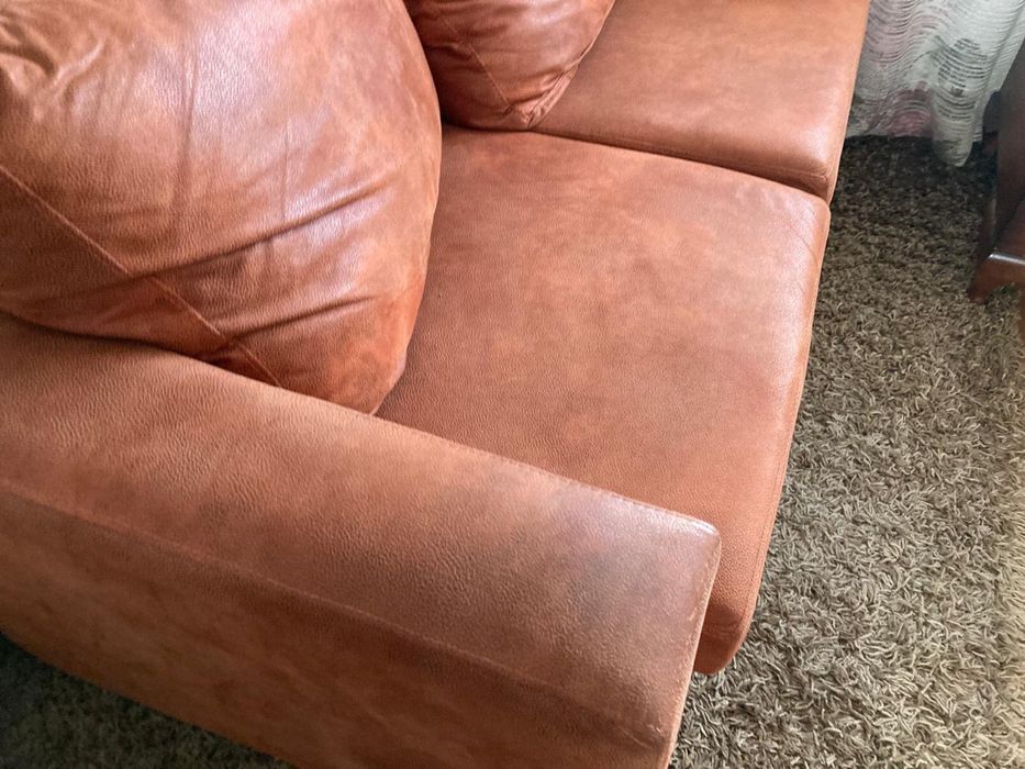 Sofá em Pele - Estado: Praticamente Novo