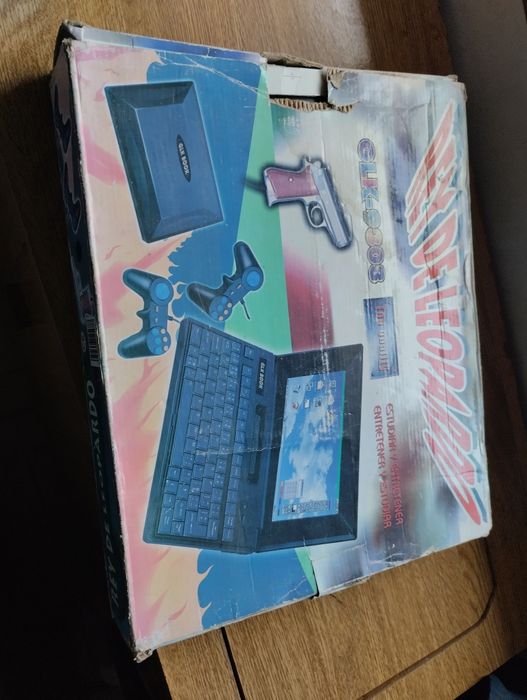 Consola antiga com caixa