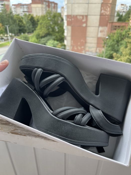 Босоніжки з платформою