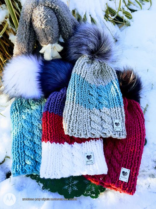 Kolorowe czapki z pomponem hand made