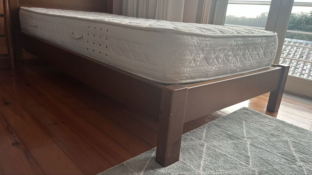 Cama de solteiro em madeira Maciça