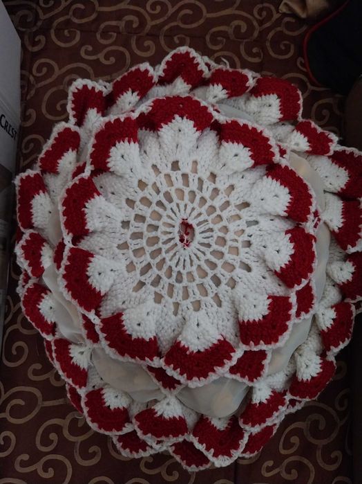 Almofada com capa feita em croché vermelho e branco