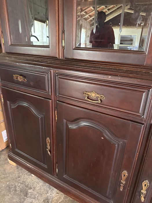 Movel para sala usado mas em bom estado, castanho escuro tem vidro em bom estado nada .