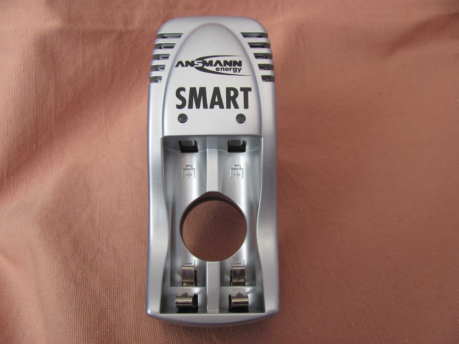 продам зарядное устройство для зарядки двух аккумуляторных батареек