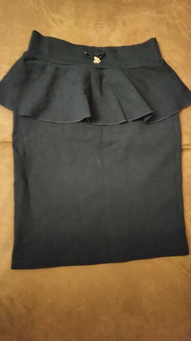 Юбка черная на рост 152 см, футболка на 10 лет