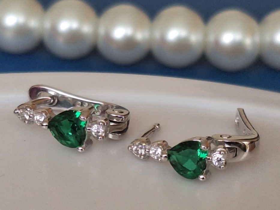 Srebrne kolczyki dla dziewczynki z zieloną cyrkonią pr.925