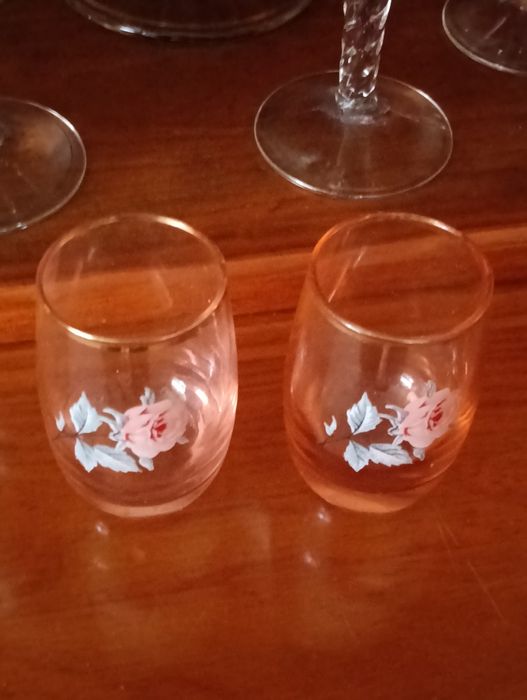 Belo copo balão grande e dois pequeninos copos