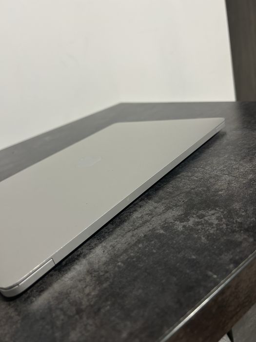 Apple Macbook Pro 2020r 13” 256gb i5