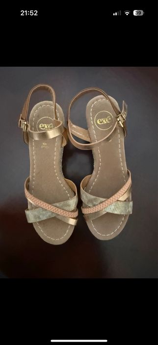 Sandalias douradas Exé