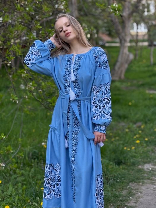 Вишите плаття на домотканому полотні