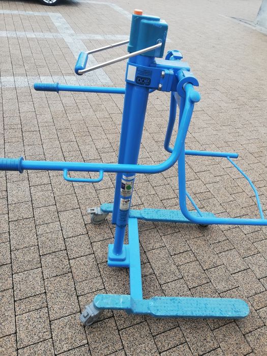 Starocie stary wózek inwalicki z podnośnikiem hydraulicznym