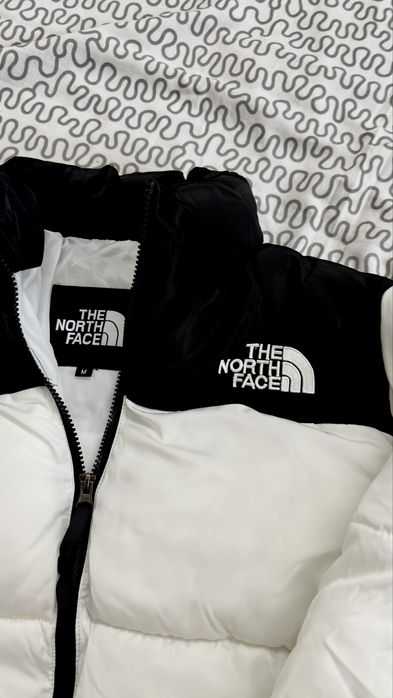 Biała kurtka The North Face rozmiar M