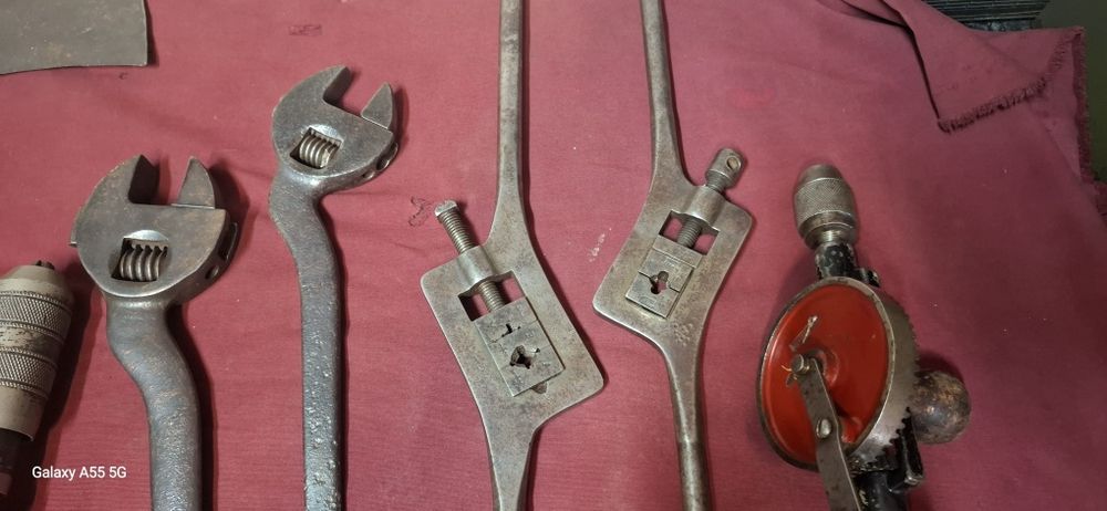 Várias ferramentas antigas