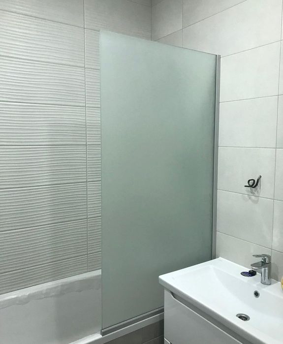 Скляна шторка на вану.